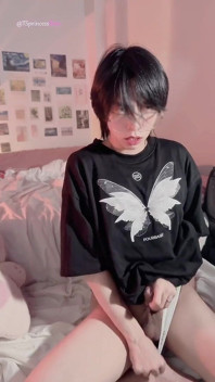 Femboy Asia pancutan mani menelan mani