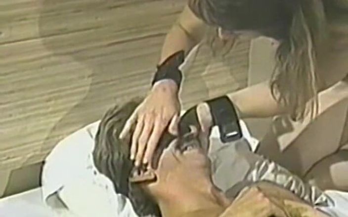 Homegrown Video: Une brune folle lèche le cul en suçant une bite