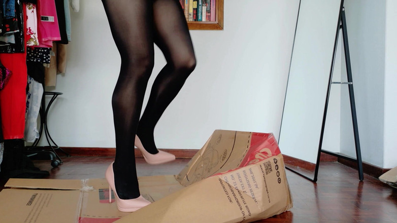 Kinky Lyrical: Знищення коробок - в нейлоні та на шпильці