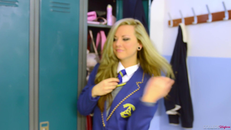 College Uniform: Škádlení v šatně s Tamsinem K