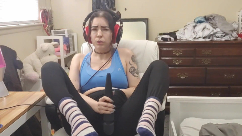 lilredvelvettt: Crot di dalam sambil pakai headphone