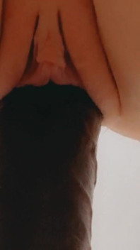 나는 검은 자지로 꽉 조인 음부를 늘려