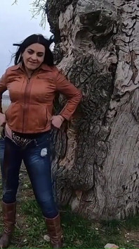 美丽的糖宝贝紧身牛仔裤挑逗与巨大的高潮在家里的浴缸抽烟