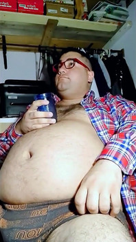 뚱뚱한 남자는 몇 가지 오래 된 셔츠를 시도 하 고 그들은 더 이상 맞지 않아