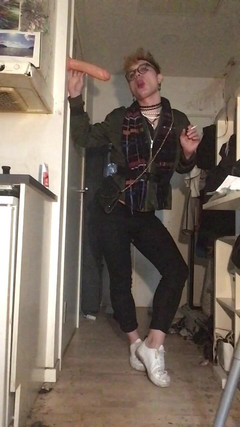 Sissy Cindy Slut: Kadın kılıklı kız eğleniyor