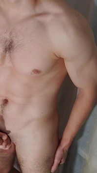 Un giovane ragazzo caldo con un grosso cazzo che si masturba e geme - alexhuff