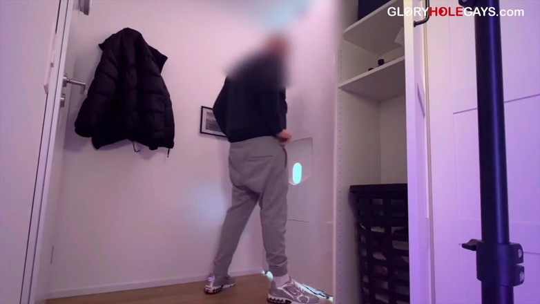GLORYHOLEGAYS: Строгий господин-гей у глорихола