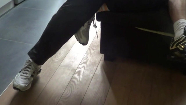 Sneaker Sex Kinky: Asiatische schlampe von einem bösen jungen im turnschuh benutzt
