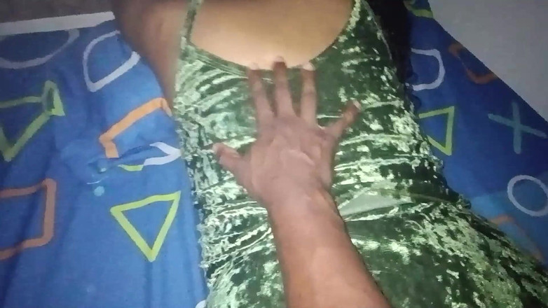 malesabenatiastar: Üvey annem gece sikiliyor, ne olursa olsun içime boşalmamı söylüyor