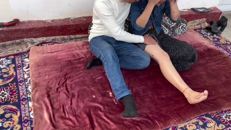 Roben: Dua Kekasih Yang Penat Dari Perjalanan Berehat Dengan Seks