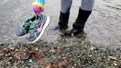 Nerdy_faery: Empaparse de calcetines mojados y mear