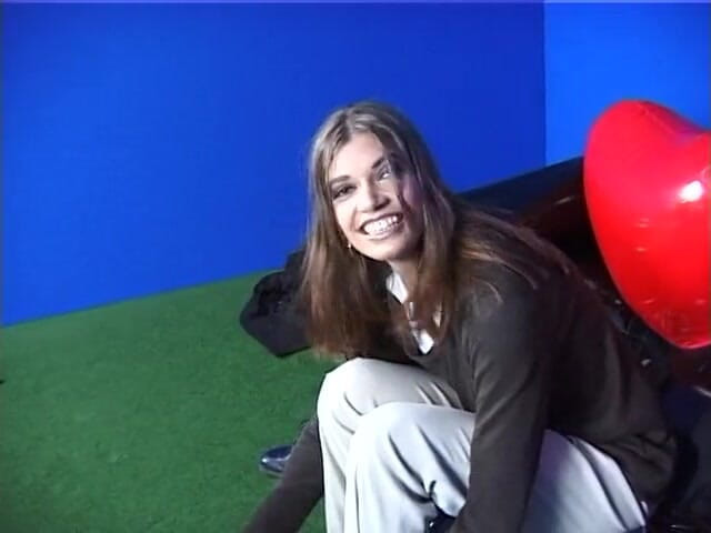 POV Orgasms: Симпатичная шлюшка сосет член в видео от первого лица
