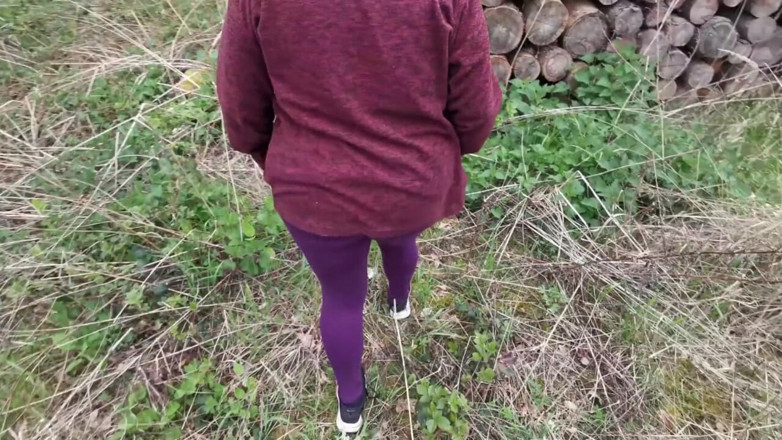 Bouncy Tits Action: Schiaffeggia duramente le sue tette mentre fa un'escursione attraverso il...