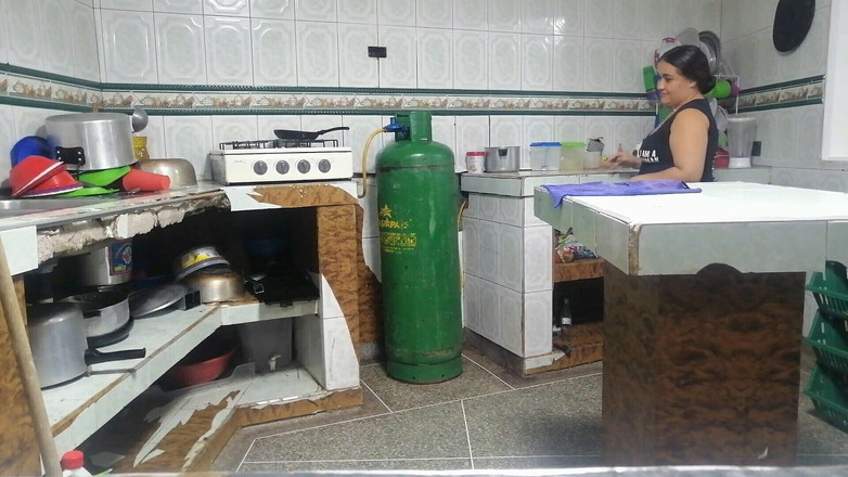 ROUS: Я перестаю робити туалет, щоб трахнути свого пасинка.