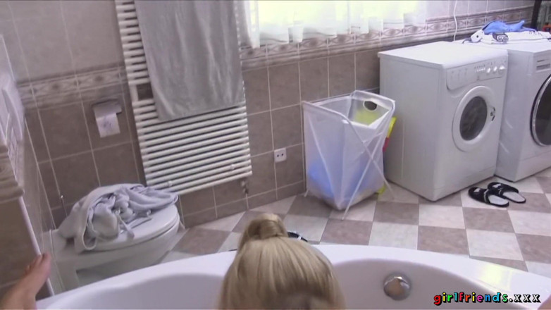 Girlfriends XXX: Girlfriends xxx - memekku dientot habis-habisan di bak mandi