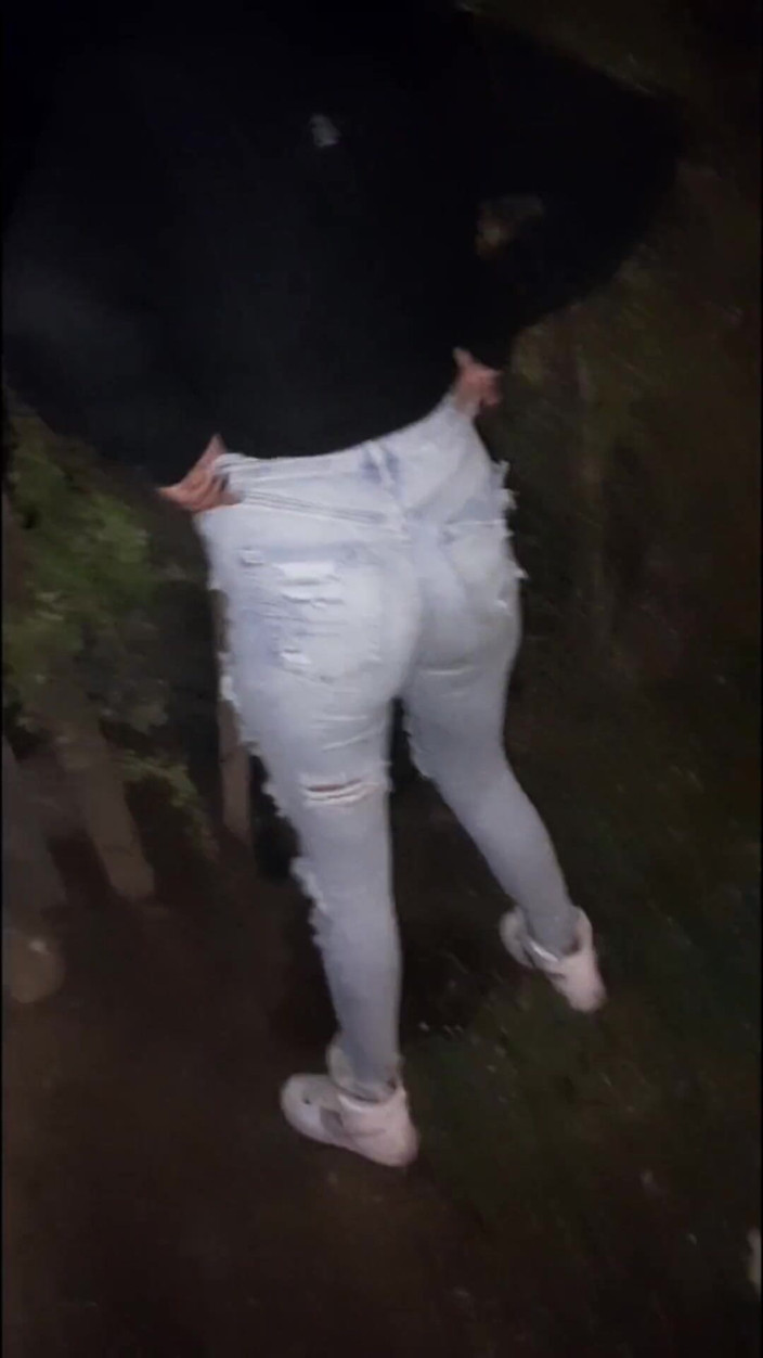 Karely Ruiz: Латина писает на улице