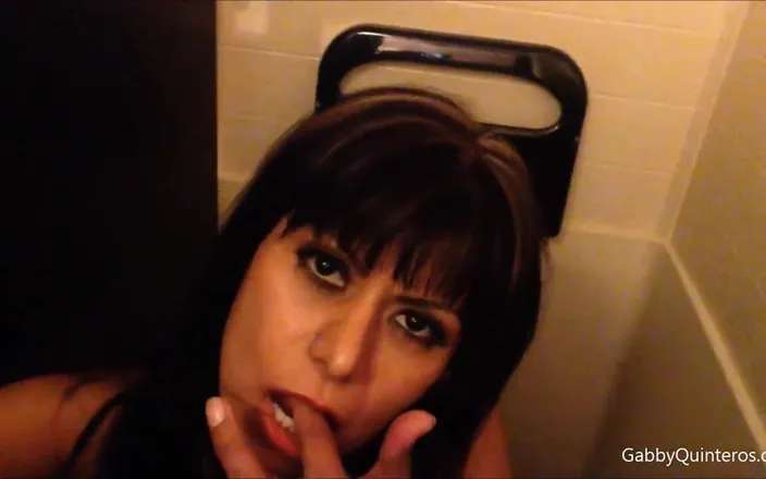Gabby Quinteros: Gabby Quinteros traviesa en el baño
