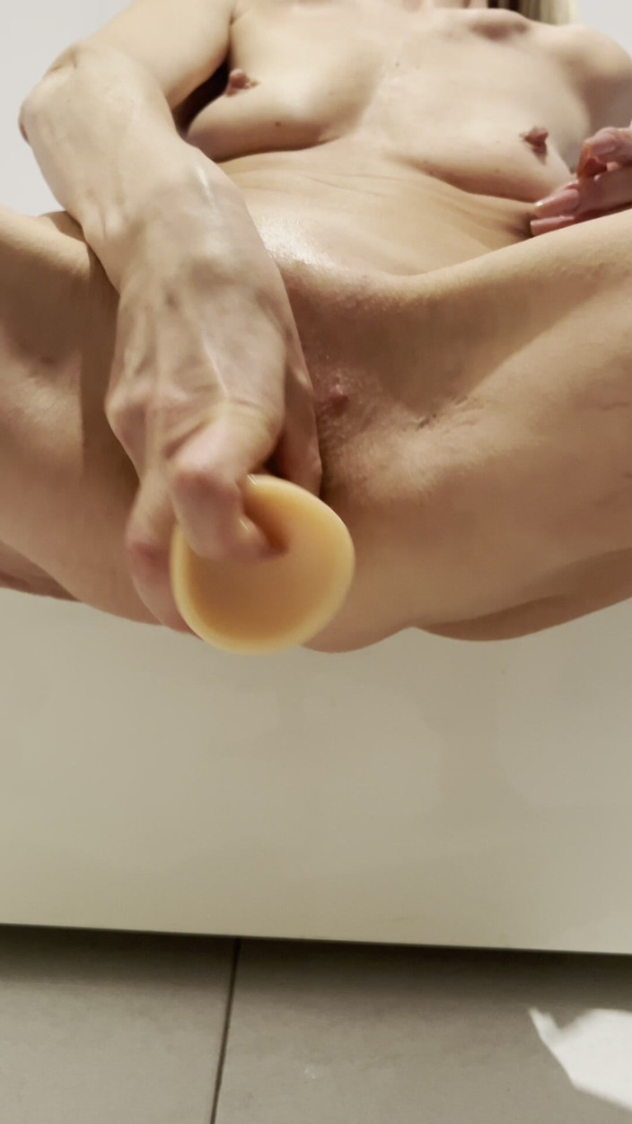 Nofaceblonde: Rusia memutuskan untuk melancap hingga orgasme semasa bersendirian di rumah