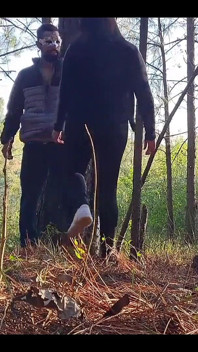 Vrouw neukt in het bos met de zwarte grote lul