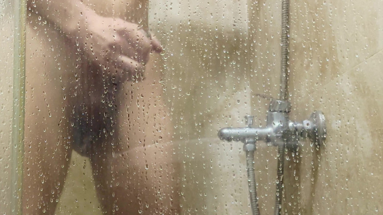 hueikun: Chlapec si umývá penis a masturbuje a stříká v koupelně