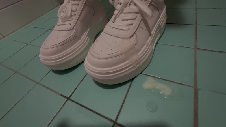 Gigi oficial: POV - You and 18 Years Old Teen Go to the Toilet...