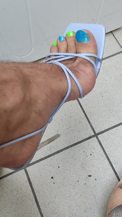 Mutsakin: Sexy muž nohy v podpatcích