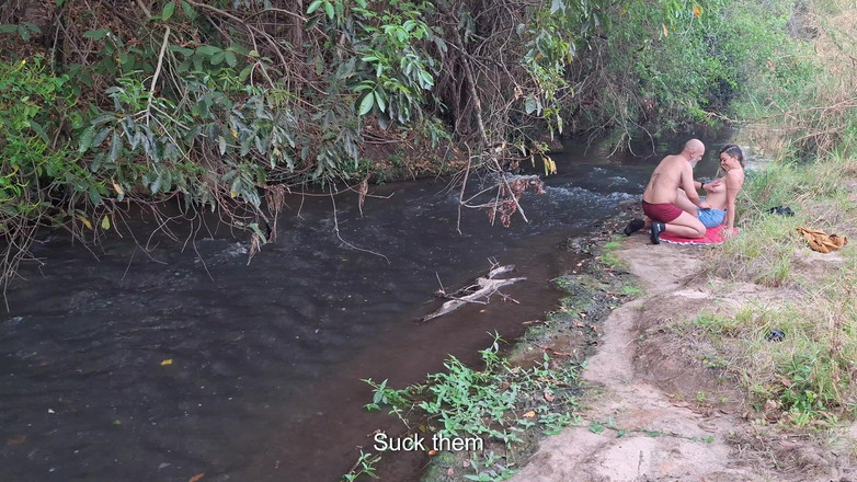 Gabi SweetCouplesStories: 陌生人在瀑布做爱被抓。