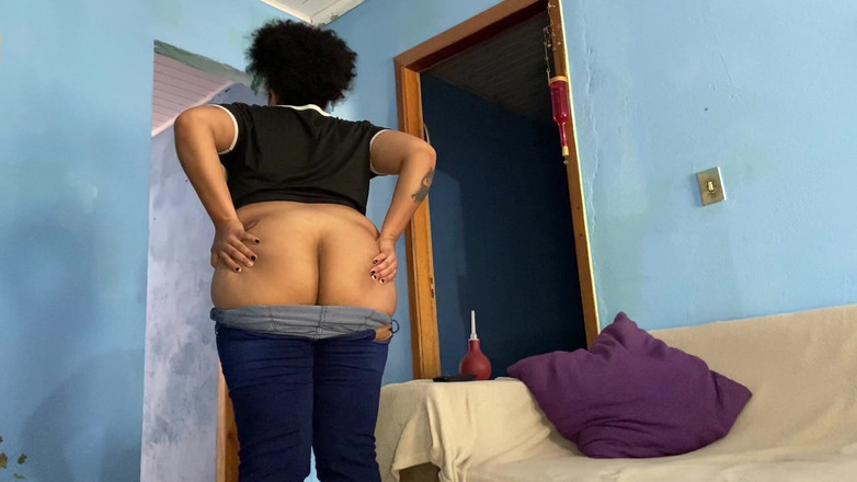 Cutiepiie Chubby: Femeie mare și țâțoasă nu se poate opri cu pârțuri și burping în blugi