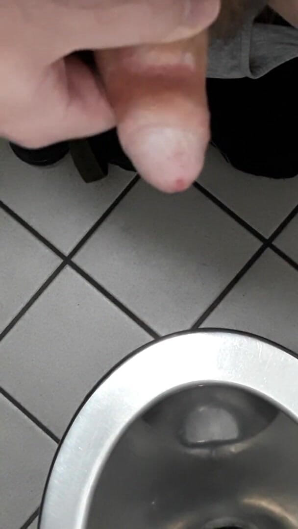 Thebavarianone: Gioca con il cazzo in un bagno pubblico