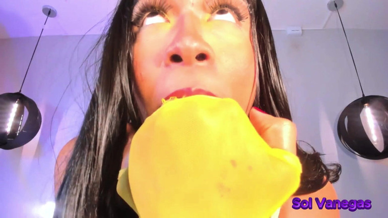 Sol Vanegas: Succhiandomi Le Dita in Profondità