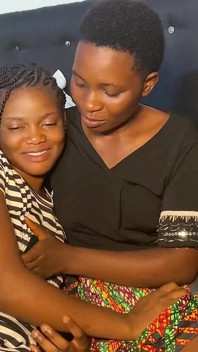 Sladké sání kundičky mé vysokoškolské lesbičky nevlastní matky