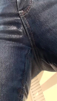 Orgasmo di piscio in jeans! Quando il tondo è pieno fino all'orlo!