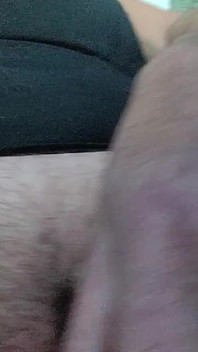 熟女在杂货店停车场用巨大的黄瓜自慰并潮吹
