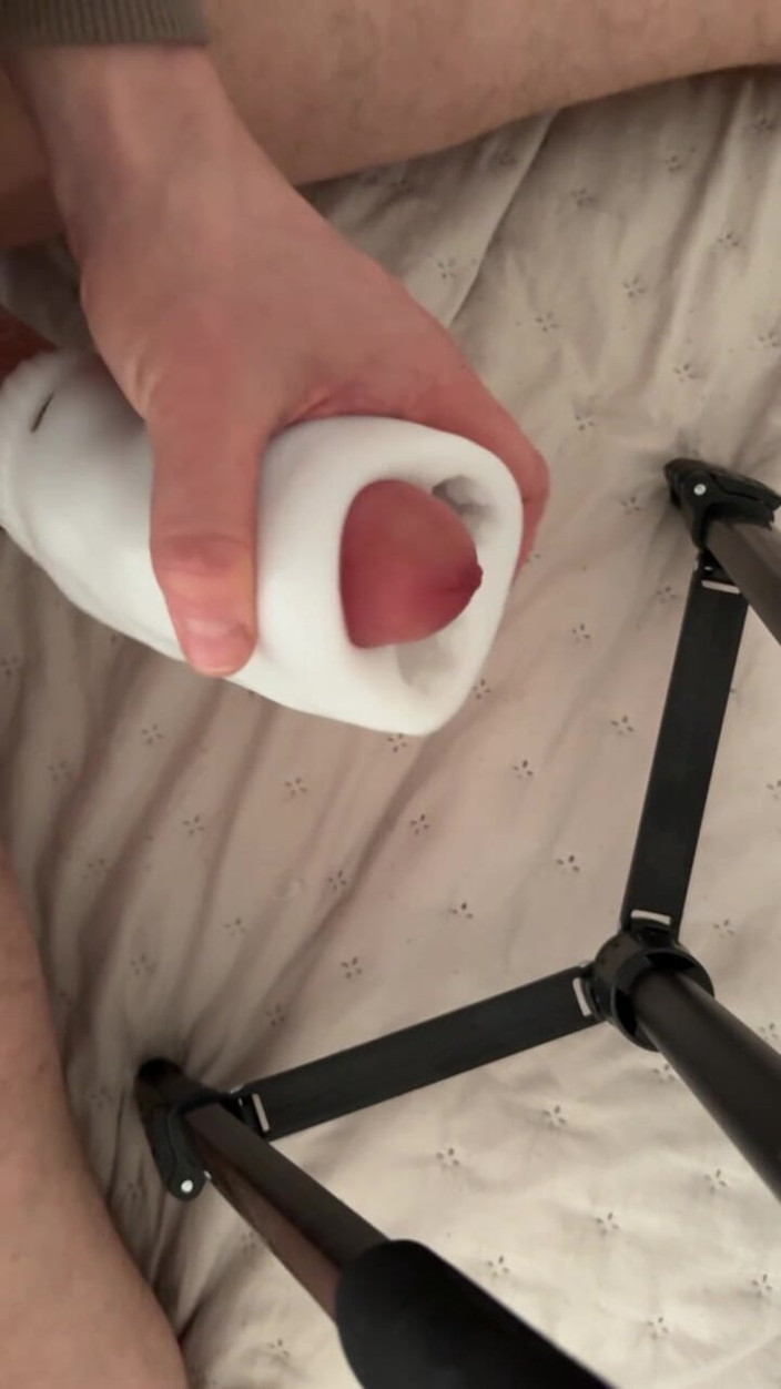 Dosstoevsky: Besar memusnahkan penggetar Fleshlight dan mengisinya dengan air mani