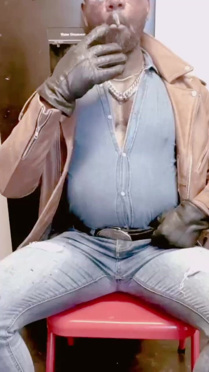 Black mature kinky muscle: 黑色牛仔烟奶玩和手淫