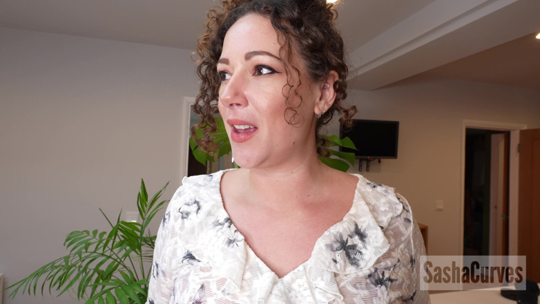 Sasha Curves: Inspeção minúscula da corretora de imóveis gigante