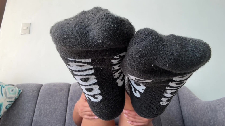 Goddess Alexa femdom: 내 땀에 젖은 체육관 양말과 냄새 나는 발 여신 Alexa Sock 페티쉬 발 페티쉬 발 지배 펨돔 POV에 대한 가장자리