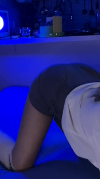 Piccola ragazza con le calze al ginocchio bianche ti stanno stuzzicando la cam 2