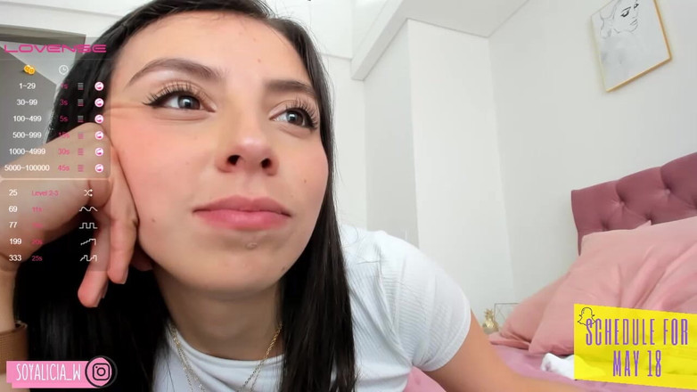 Cute Alice: Roztomilá Alice klečí před vámi, její tvář zbožní tvého ptáka,...