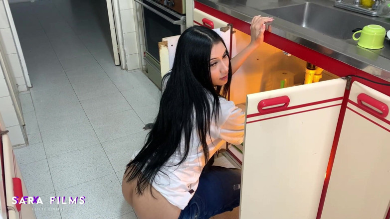 Sara films: Un plombier excité montre son énorme cul