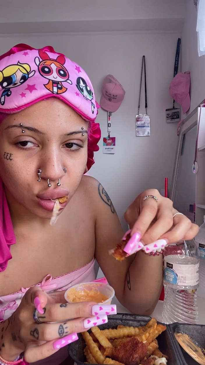 Nali Marie: Engasgando com comida, fodendo demais mukbang comendo molho de frango...