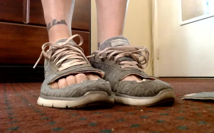 Abby Anna: Filthy Sneakers Re-construction Destruction