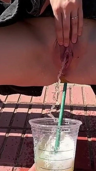 見知らぬ人に彼のコーヒーでおしっこをするように頼んだ