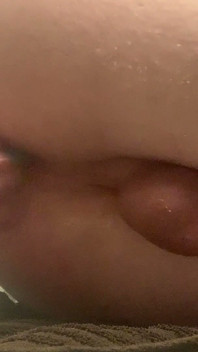 Un garçon gay baise une grosse avec un gode