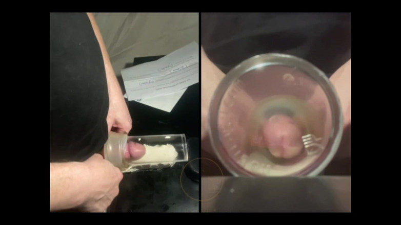 AmateurBoysPissing: Pissen in een zaklamp geholpen door een vriend pov