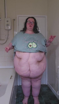 Jeu du ventre dans la salle de bain avec une déesse SSBBW