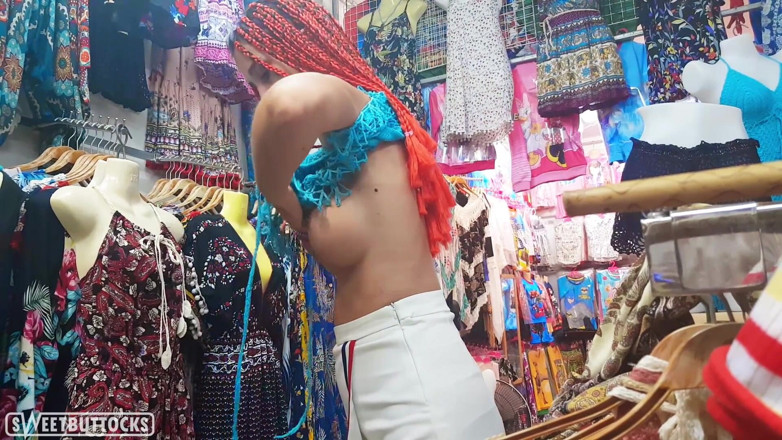 SweetButtocks: Brunette panas berganti pakaian di depan umum