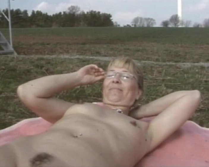 BB Video - Vintage Story: Wanita dewasa rambut pirang lagi asik masturbasi di lapangan