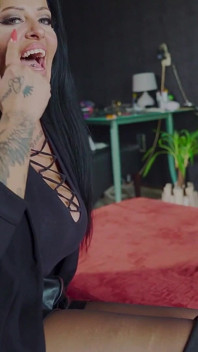 Vollbusige halstuch-MILF verehrt riesigen bbc - schmutziges knebeln