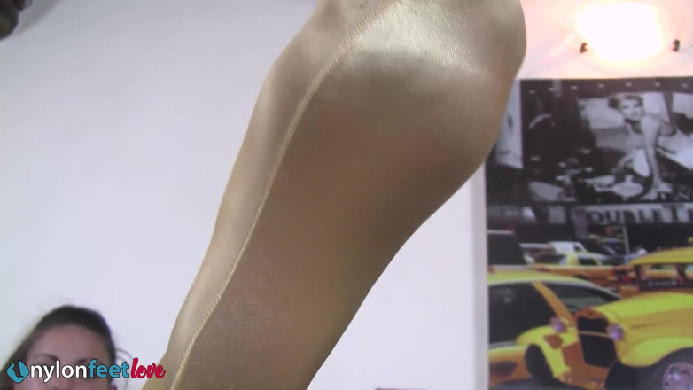 Foot Fetish HD: Bianca, sexy brunette teen adores her feet